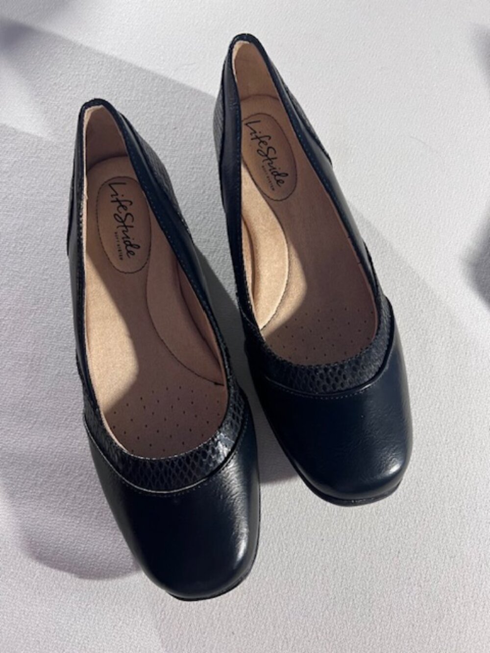 LIFESTRIDE black comfort Deja Vu flats slip-on sleek design cushioned insole SZ8